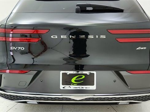 Used 2026 Genesis GV70 2.5T Select image 12