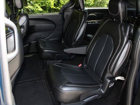 Used 2025 Chrysler Pacifica Select AWD/4WD image 18