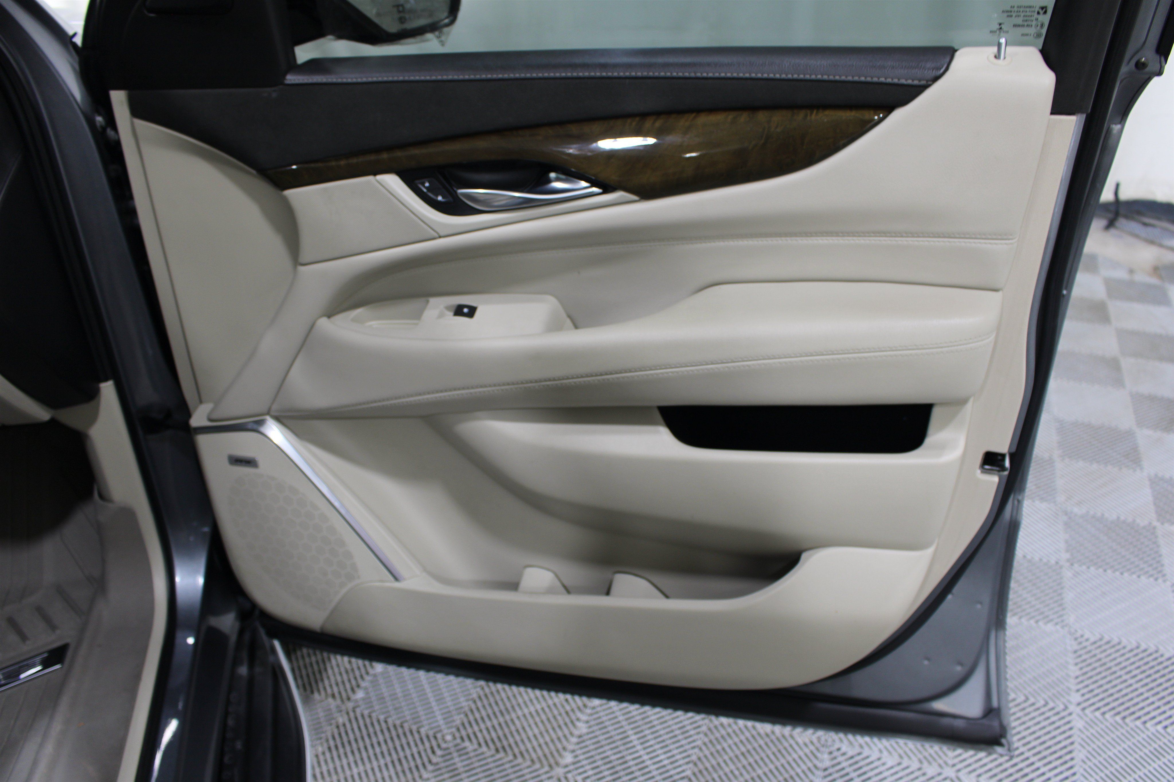 Used 2019 Cadillac Escalade Platinum Sport AWD/4WD image 30