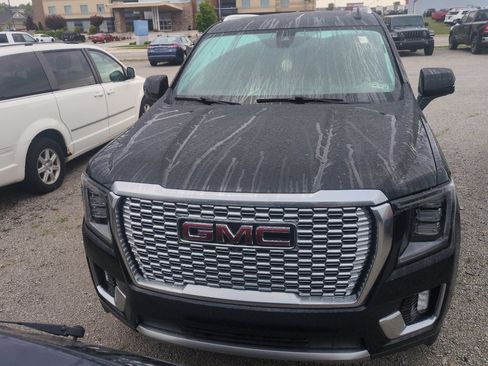 Used 2021 GMC Yukon Denali w/ Denali Premium Package AWD/4WD image 3