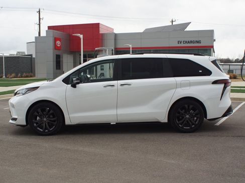 Used 2025 Toyota Sienna XSE w/ XSE Premium Package image 16