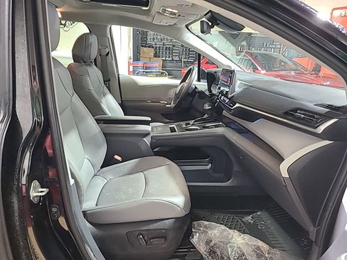 Used 2024 Toyota Sienna Limited image 8
