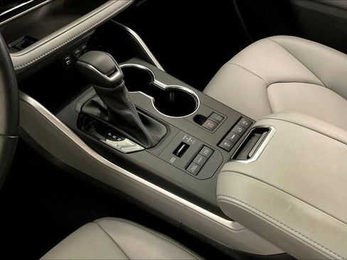 Used 2022 Toyota Highlander XLE image 18