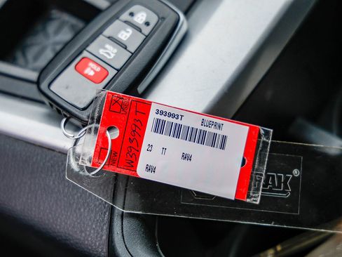 Used 2023 Toyota RAV4 XLE Premium image 7