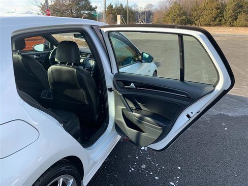 Used 2017 Volkswagen Golf 4-Door image 40
