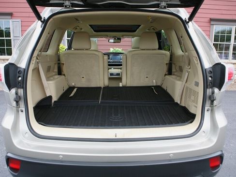 Used 2014 Toyota Highlander Limited Platinum AWD/4WD image 18