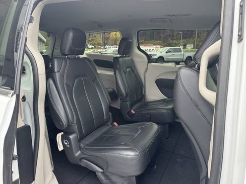 Used 2022 Chrysler Pacifica Touring-L image 14