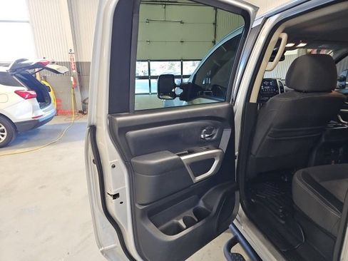 Used 2021 Nissan Titan SV w/ SV Convenience Package image 18