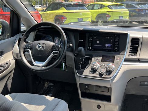 Used 2018 Toyota Sienna LE w/ Carpet Mat Package FWD image 22