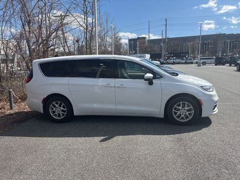 Used 2023 Chrysler Pacifica Touring-L image 7