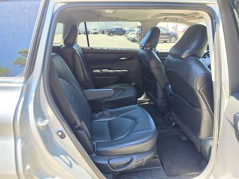 Used 2021 Toyota Highlander XLE AWD/4WD image 14