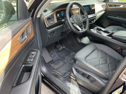 Certified 2025 Volkswagen Atlas SE image 7