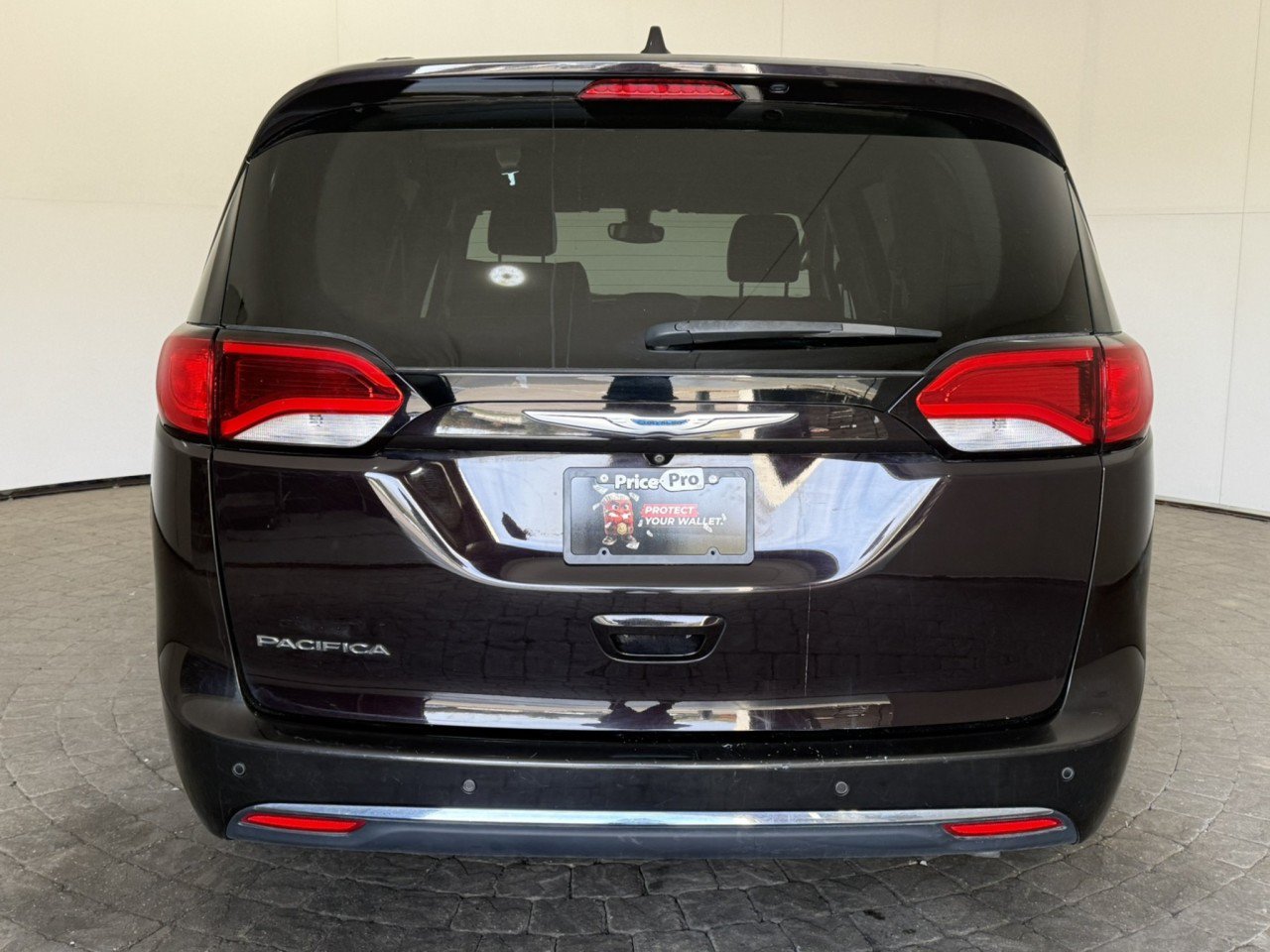 Used 2017 Chrysler Pacifica Touring-L w/ Tire & Wheel Group FWD image 6