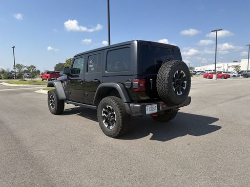 Used 2025 Jeep Wrangler Unlimited Rubicon AWD/4WD image 3