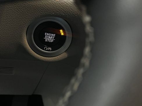 Used 2023 Chrysler Pacifica Touring-L image 16