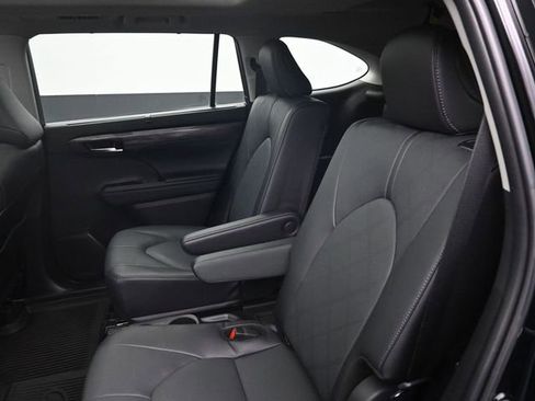Used 2024 Toyota Highlander Platinum image 29