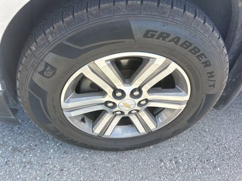 Used 2017 Chevrolet Traverse LT image 3