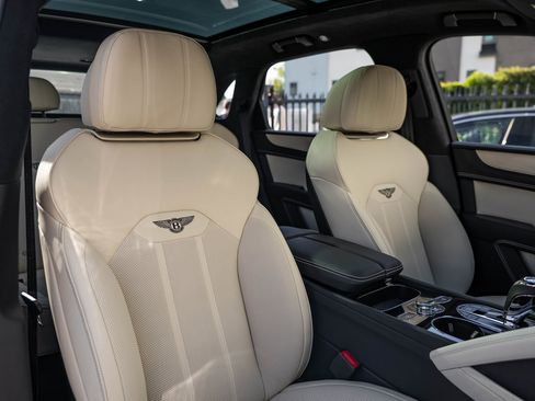 Used 2025 Bentley Bentayga V8 image 24