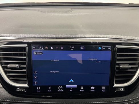 Used 2023 Chrysler Pacifica Limited w/ Uconnect Theater Family Group image 43