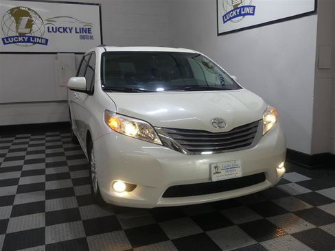Used 2016 Toyota Sienna XLE w/ XLE Navigation Package FWD image 5