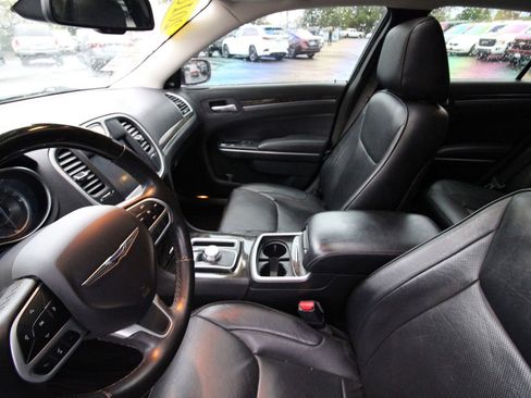 Used 2018 Chrysler 300 Limited image 11