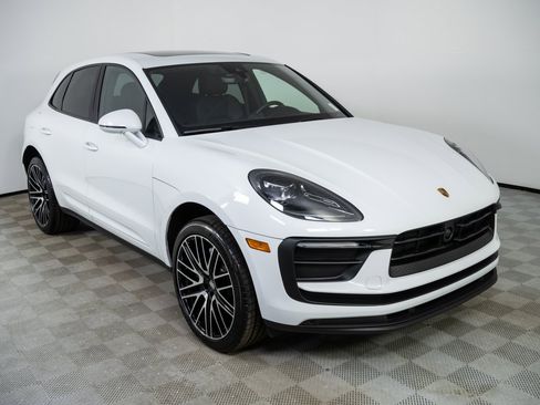 Certified 2025 Porsche Macan image 27