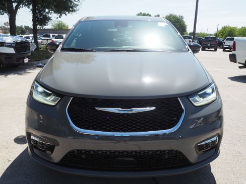 New 2025 Chrysler Pacifica Select w/ Uconnect Theater Family Group image 3