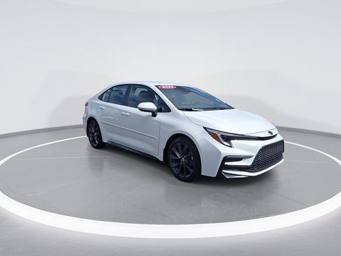 Used 2024 Toyota Corolla SE FWD image 2