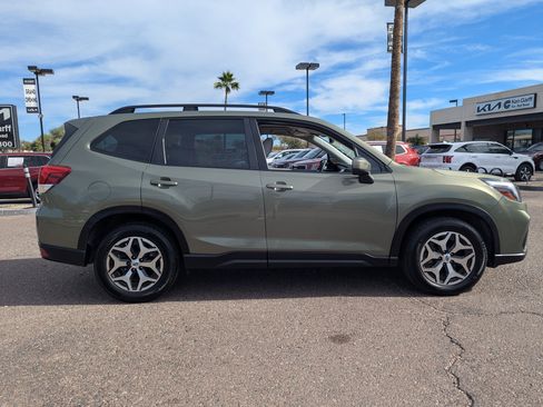 Used 2020 Subaru Forester Premium image 2