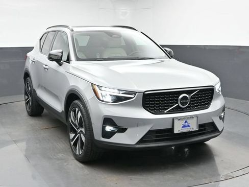 Used 2024 Volvo XC40 B5 Plus w/ Climate Package AWD/4WD image 2