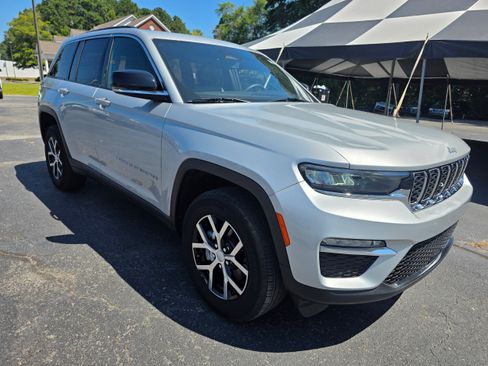 Used 2024 Jeep Grand Cherokee Limited RWD image 3