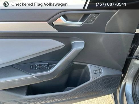 Used 2025 Volkswagen Jetta SE FWD image 14
