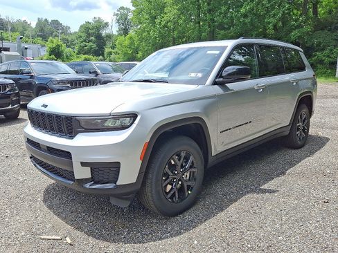 New 2025 Jeep Grand Cherokee L Altitude image 2