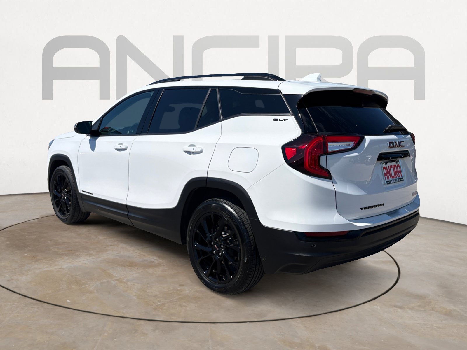 Used 2024 GMC Terrain SLT w/ Tech Package FWD image 9