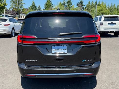 Used 2023 Chrysler Pacifica Touring-L FWD image 7