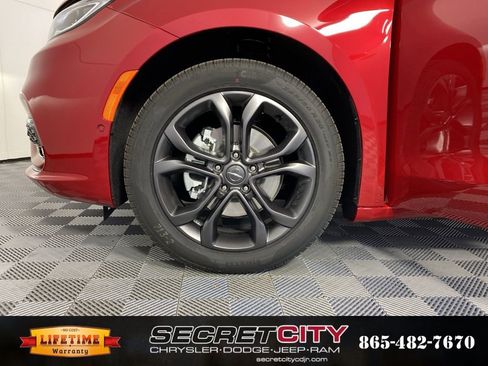 New 2026 Chrysler Pacifica Select image 9