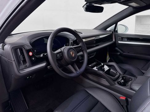New 2025 Porsche Cayenne Coupe image 4