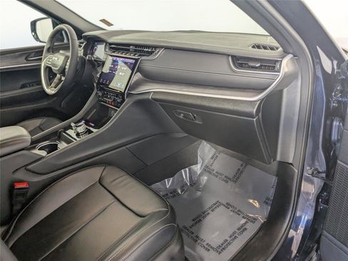 Used 2025 Jeep Grand Cherokee L Limited w/ Luxury Tech Group II image 27