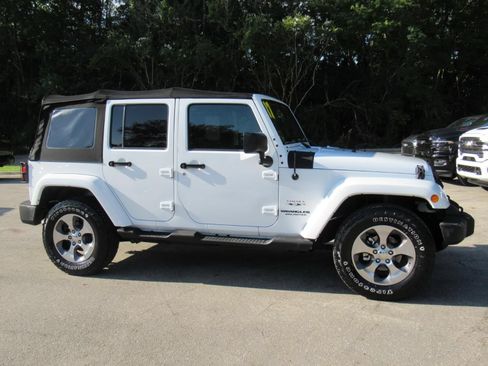 Used 2017 Jeep Wrangler Unlimited Sahara w/ Connectivity Group AWD/4WD image 2