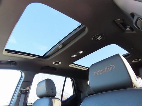 Certified 2022 Chevrolet Traverse High Country w/ LPO, Floor Liner Package image 5