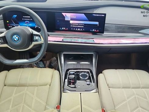 Used 2023 BMW i7 xDrive60 AWD/4WD image 21