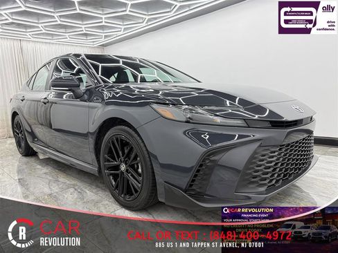 Used 2025 Toyota Camry SE FWD image 1