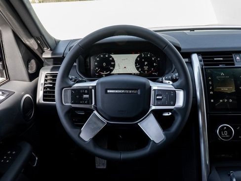Used 2025 Land Rover Discovery S image 13