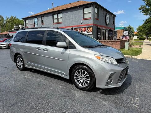Used 2019 Toyota Sienna XLE w/ XLE Navigation Package FWD image 5