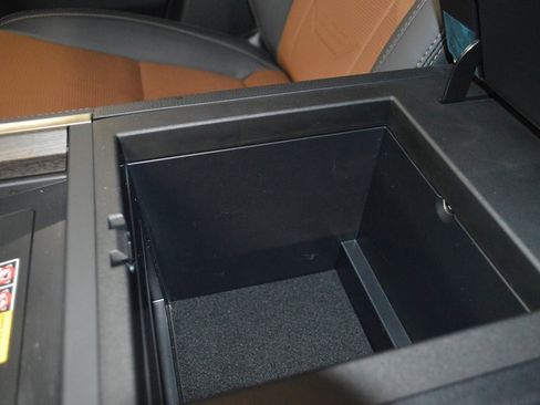 Used 2024 Lexus GX 550 w/ Accessory Package (Z1) image 33