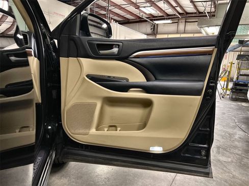 Used 2018 Toyota Highlander Limited image 32