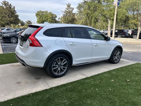 Used 2017 Volvo V60 T5 Cross Country w/ Convenience Package image 8