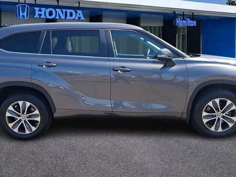 Used 2024 Toyota Highlander XLE AWD/4WD image 9