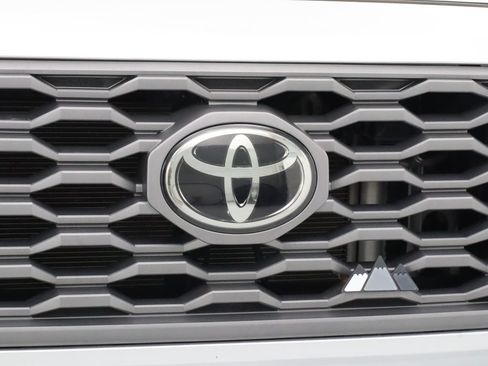 Used 2022 Toyota Tacoma TRD Off-Road AWD/4WD image 9