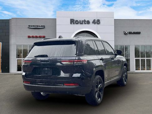 Used 2024 Jeep Grand Cherokee Limited w/ Black Appearance Package AWD/4WD image 5